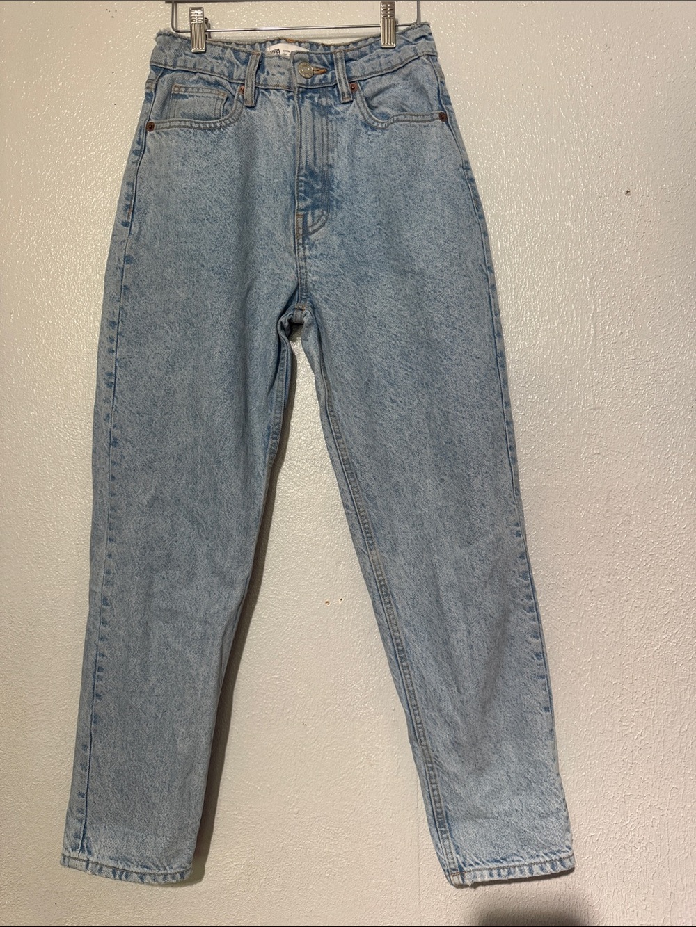 ZARA Light Wash High-Waisted Mom Jeans Tapered Leg - Size 4 (EUR 36)